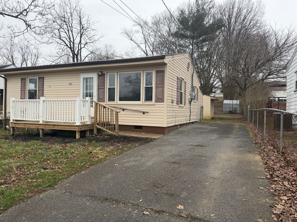 Building Photo - 307 Central St