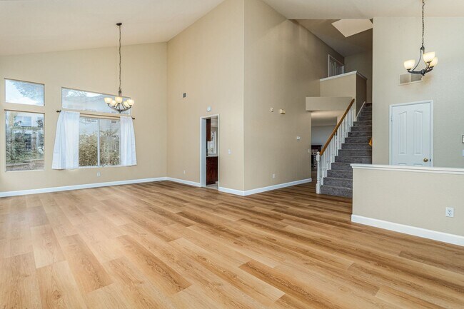 Foto del edificio - Beautiful & Spacious 4 bedroom home in Enc...
