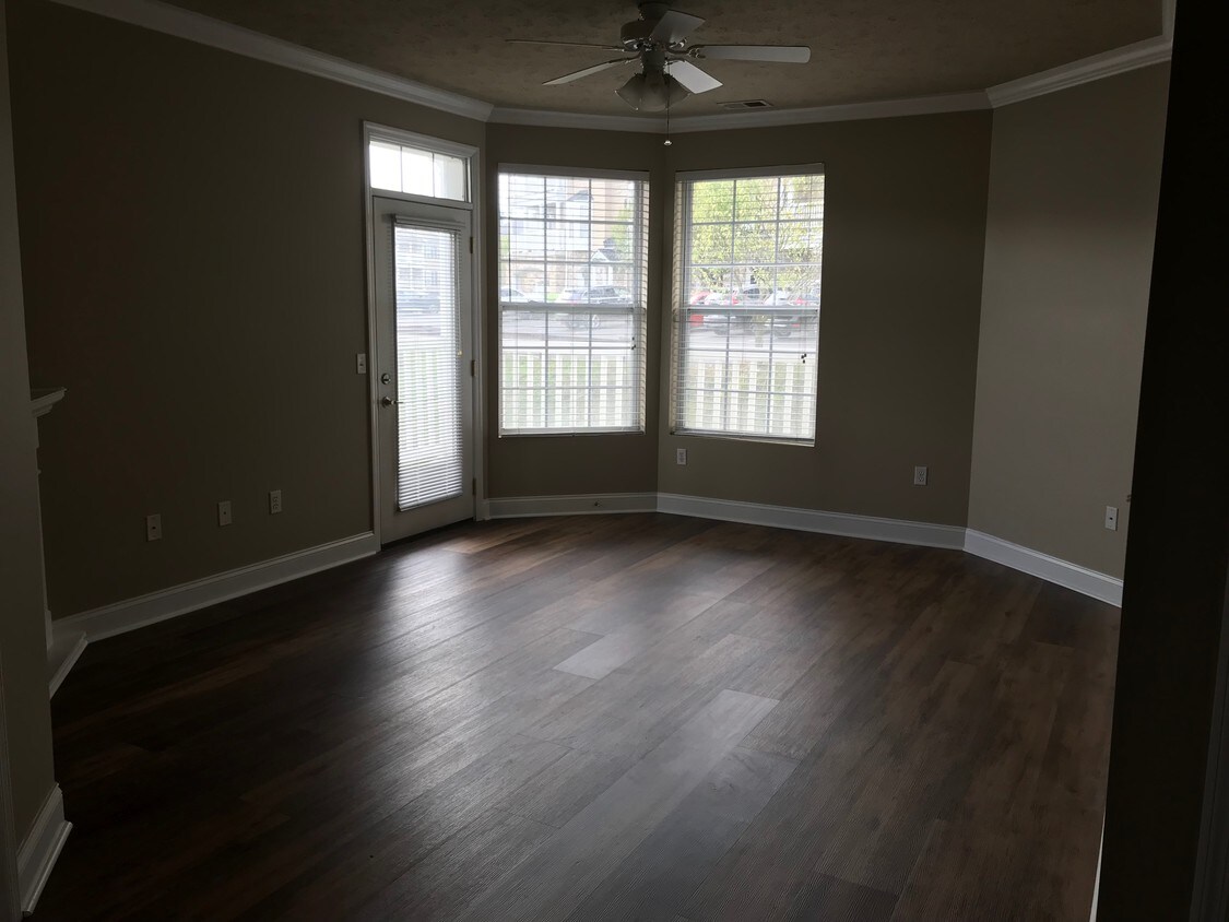 Building Photo - 1822 Suncrest Village