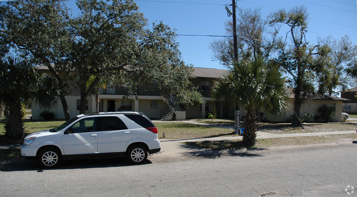 Building Photo - 121 Bryan Ave