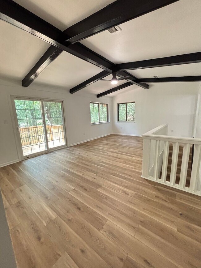 Foto del edificio - Spacious and beautifully updated 4-bedroom...