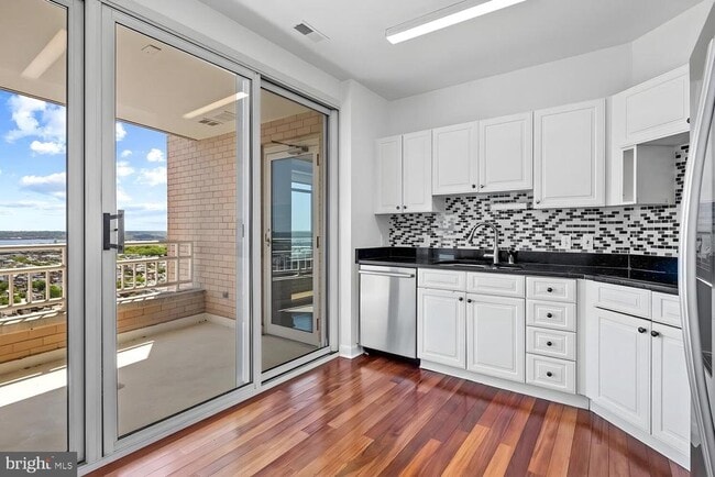 Building Photo - 100 Harborview Dr