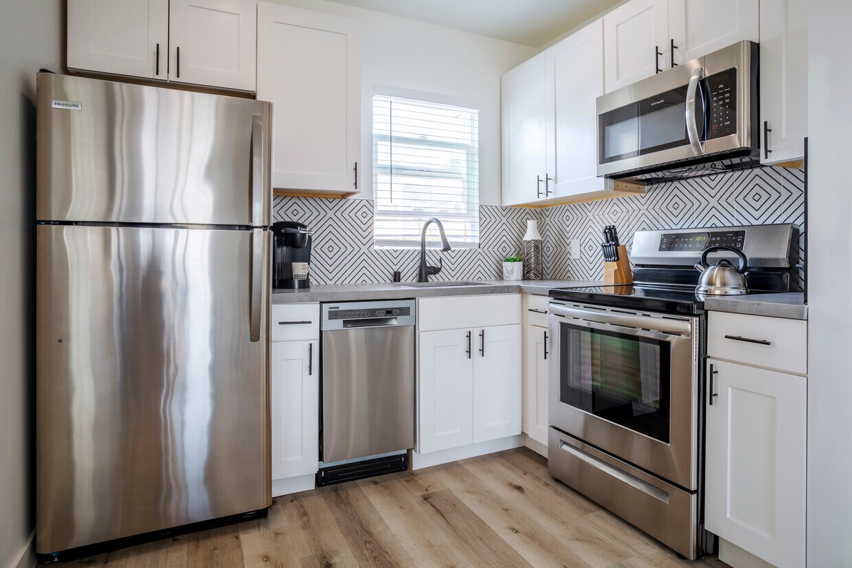 Kitchen w/ Dishwasher - 331 N Alexandria Ave