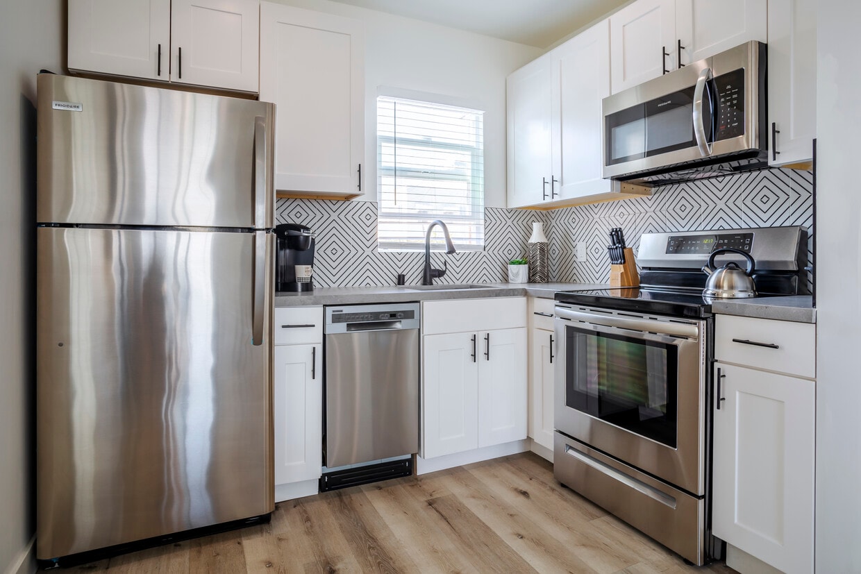 Kitchen w/ Dishwasher - 331 N Alexandria Ave