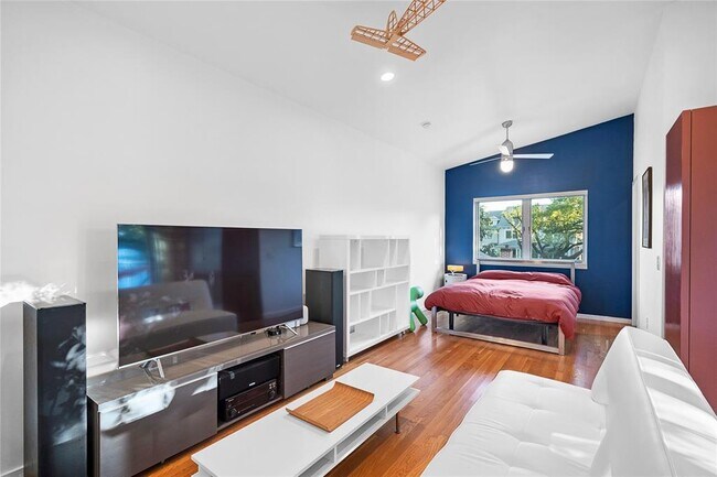 Foto del edificio - 1017 E 7 1/2 St