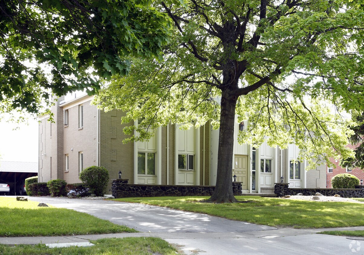Foto del edificio - 5510 Cresthaven Ln