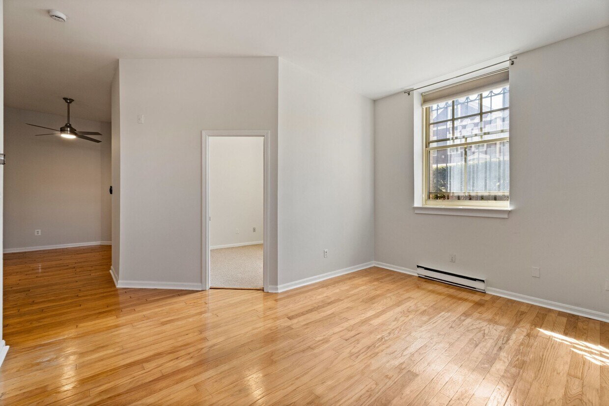 Foto principal - 350 W Fourth St