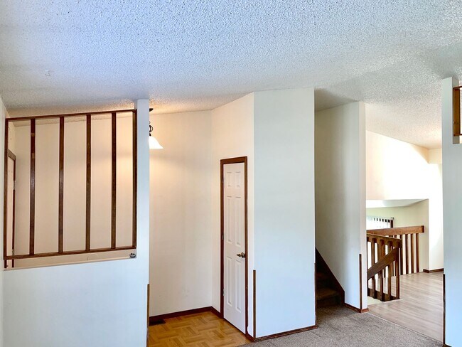 Building Photo - 3 Bedroom Home Right Off the Powers Corridor!!