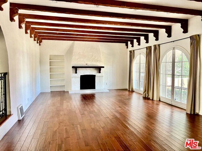 Building Photo - 256 S Orange Dr