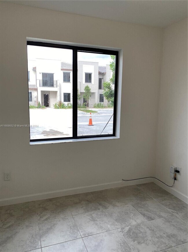 Foto del edificio - 320 NE 208th Terrace