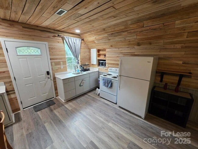 Building Photo - 820 Clearview Rd