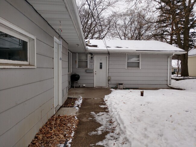 Building Photo - Neat and Clean 3 bedroom Duplex