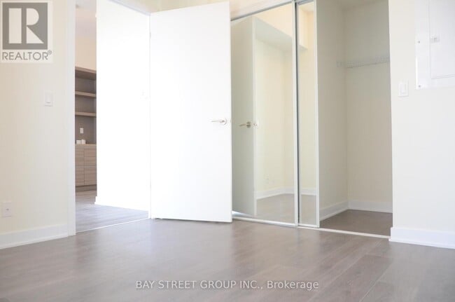 Building Photo - 2221 Yonge St