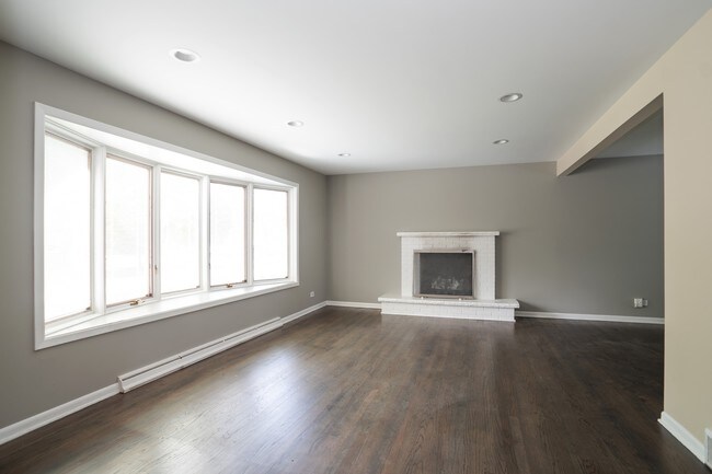 Building Photo - 817 Castlewood Ln