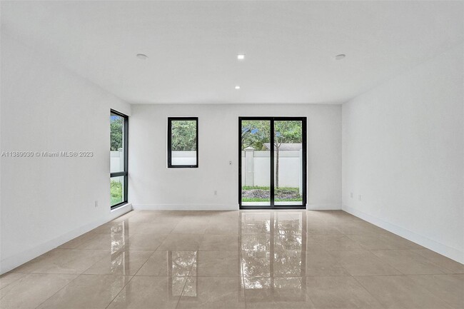Foto del edificio - 5487 N Oaks Pl