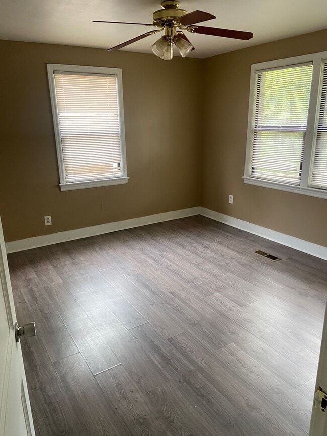 Building Photo - ***ON HOLD**2 Bedroom / 1 Bathroom Home fo...
