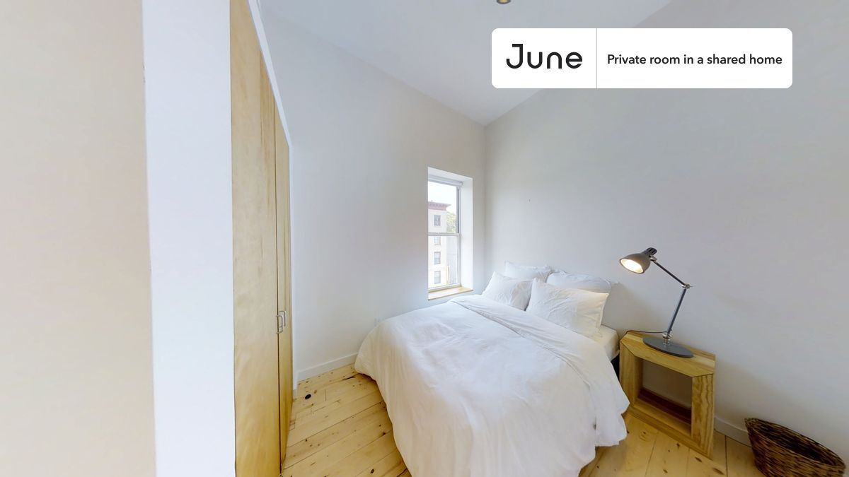 Foto principal - Private bedroom in 5 bed/2 bath Home