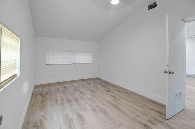 Foto del edificio - 736 NW 41st St