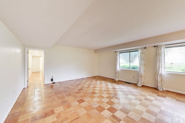 Building Photo - Spacious Parkside Condo with All Utilities...