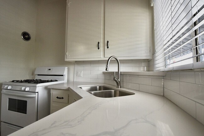 Foto del edificio - 6300 Coldwater Canyon Ave