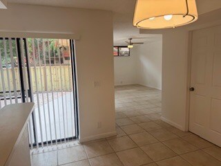 Puerta corredera de la cocina hacia el patio - 8189 Severn Dr