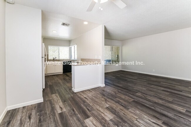 Foto del edificio - Updated Upstairs Condo with Garage in Desirable Walnut Neighborhood