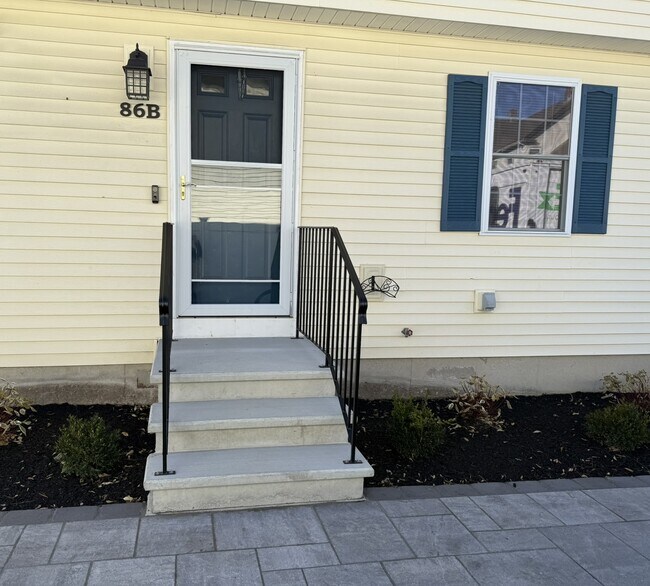 Puerta principal - 86 Central St