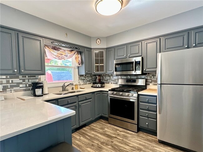 Foto del edificio - 406 Sharr Ave