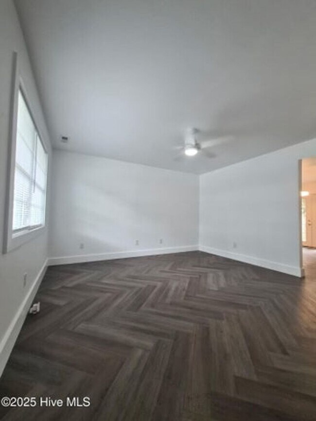 Foto del edificio - 411 Myrtlewood Cir