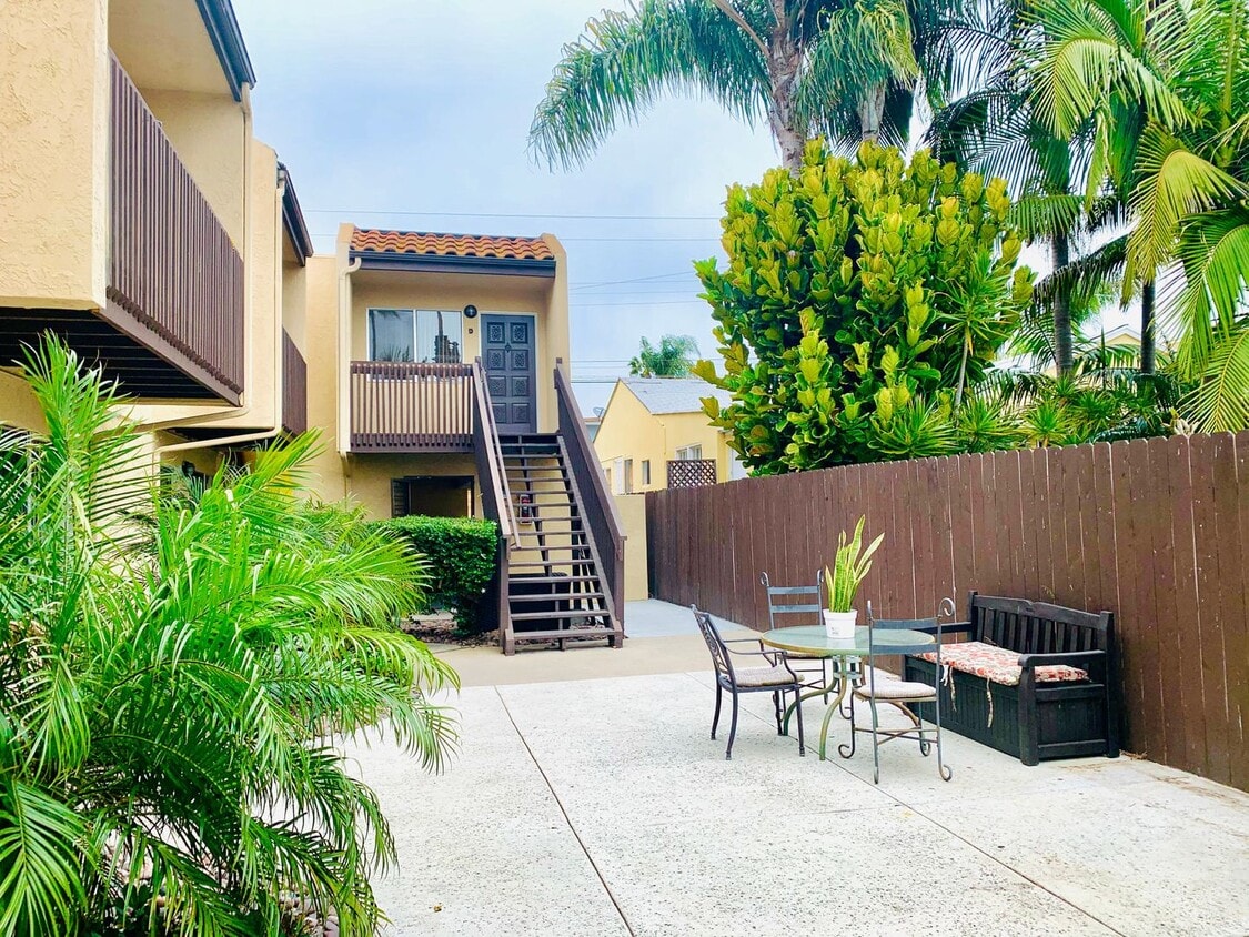 Primary Photo - SPACIOUS 2BD/1.5BA TOP FLOOR UNIT IN THE H...