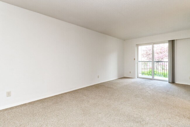 Building Photo - Bellevue Manor Condo, Great Location acros...