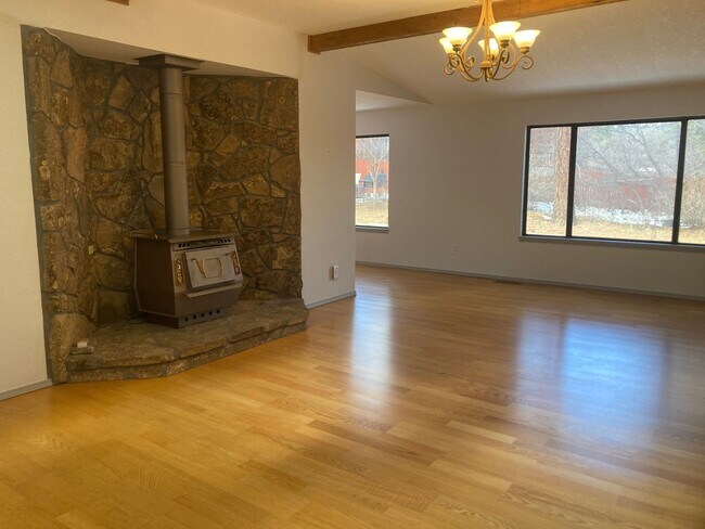 Foto del edificio - 405 Fir Dr