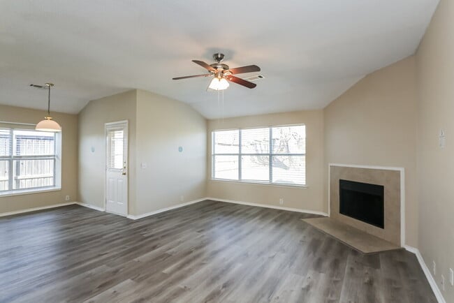 Building Photo - 322 Oakhurst Dr
