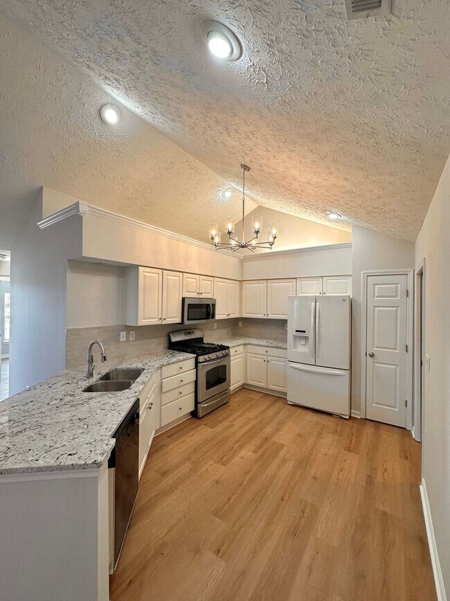 Foto del edificio - Charming 3BR/2BA Home in Roswell with Bright Sunroom & Spacious Living!