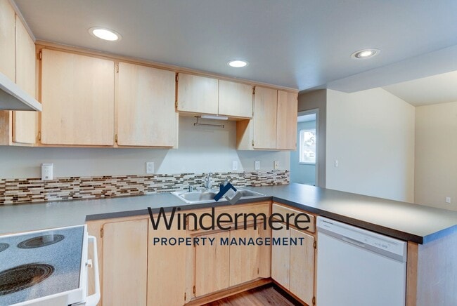 Foto del edificio - 2 Bed + Den/Office  2 Bath Condo W/S/G Inc...
