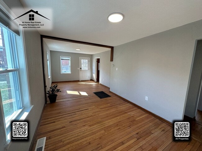 Building Photo - 1209 E Ash St