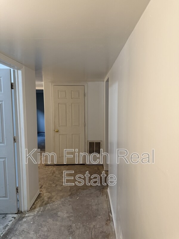 Building Photo - 826 750 W