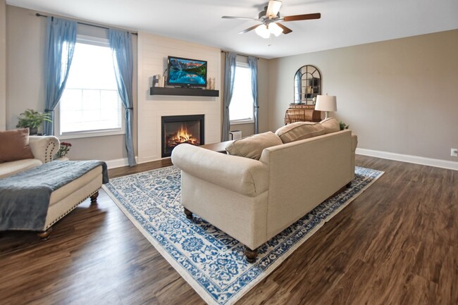 Foto del edificio - Pet Friendly Three Bedroom with Bonus!
