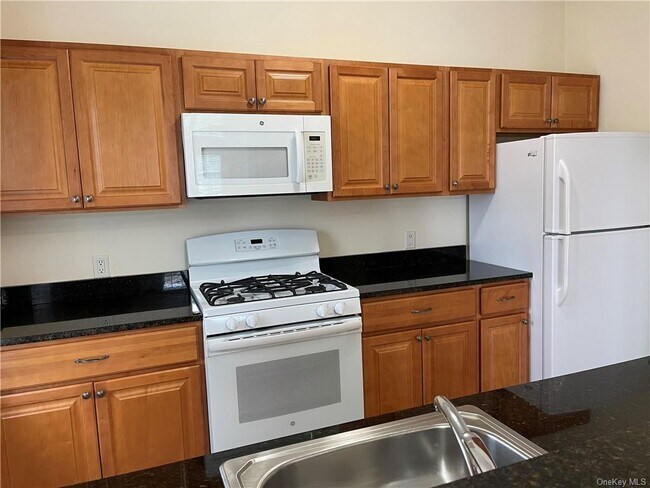 Building Photo - 400 Main St