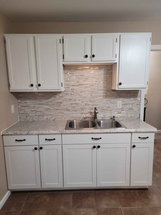 Building Photo - 391 Putnam Pike