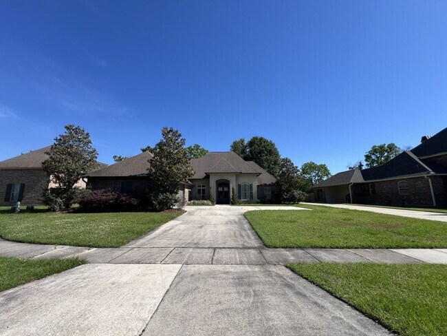 Foto del edificio - Luxury 4 Bedroom Home in Zachary’s Audubon Lakes