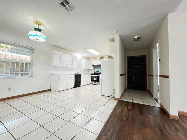 Building Photo - 9210 Meaux Dr
