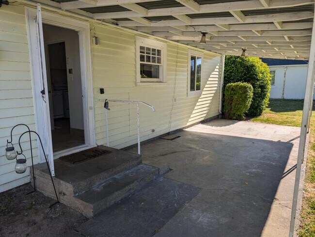 Building Photo - 1046 SW 11th Ave