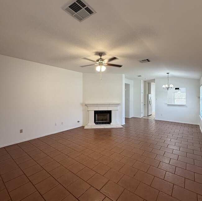 Foto del edificio - 700 House Creek Dr