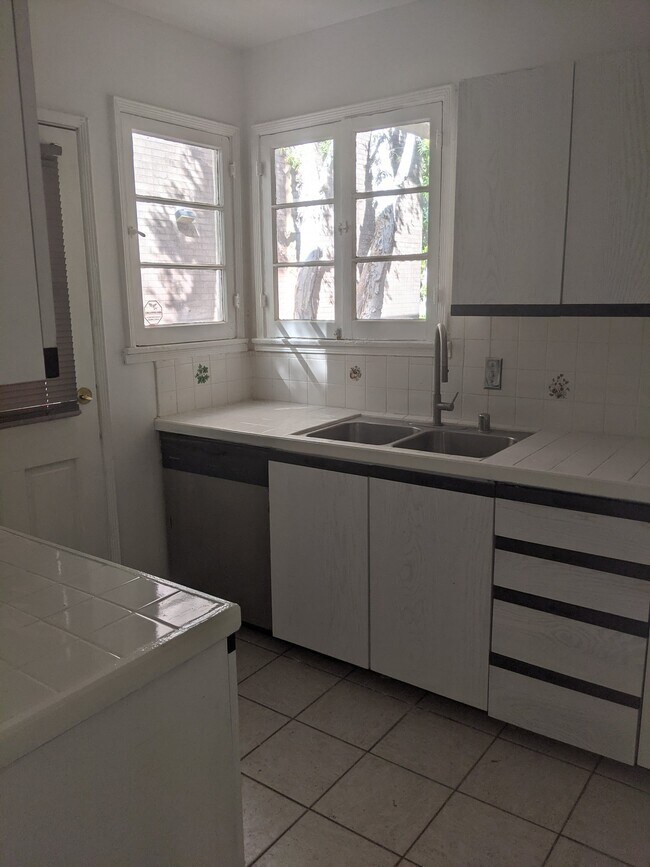 Foto del edificio - 451 N Oakhurst Dr