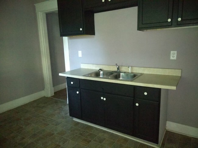 Building Photo - SPACIOUS 3 BEDROOM DUPLEX NEAR DOWNTOWN