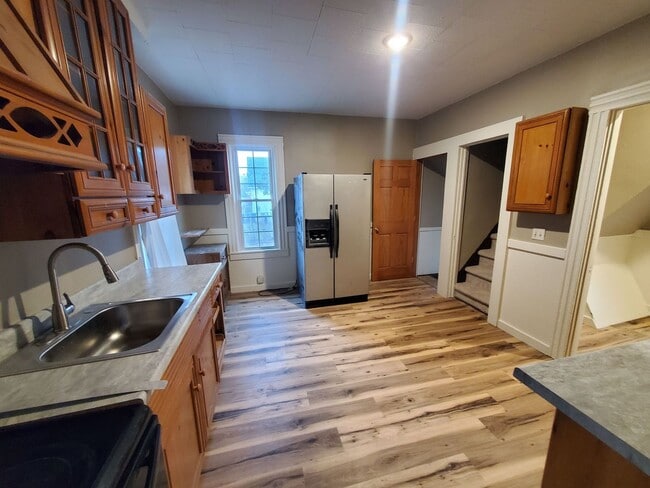 Building Photo - Large Single Family House Available Soon 3 Bed 1.5 Bath close to 490