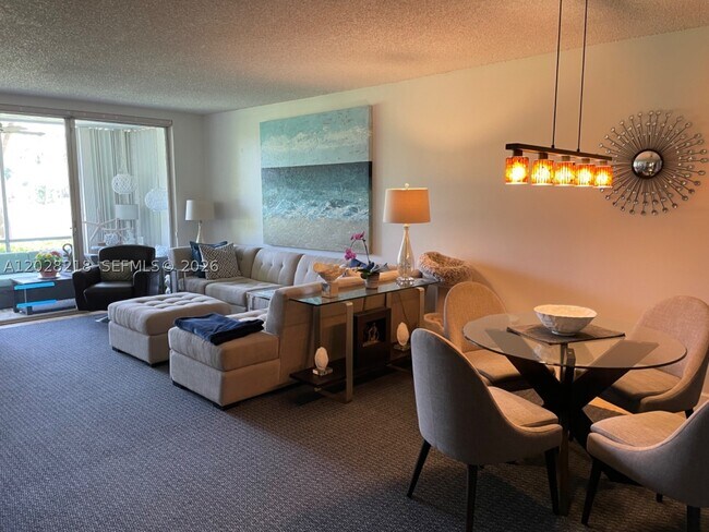 Foto del edificio - 4000 Cypress Grove Way