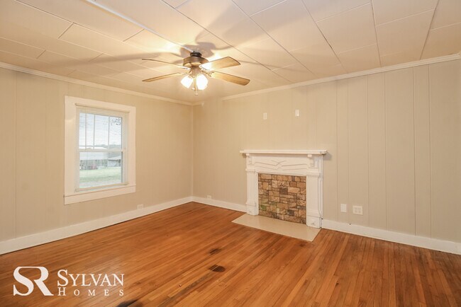 Building Photo - 3BR 2BA Farmhouse on 1.3 acres