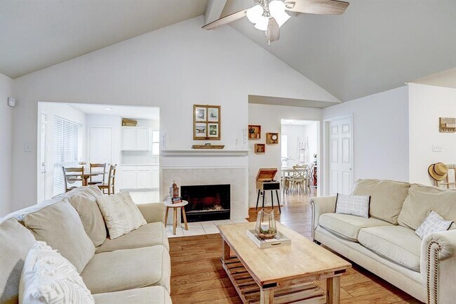 Foto del edificio - 12230 Cypress Shores Dr